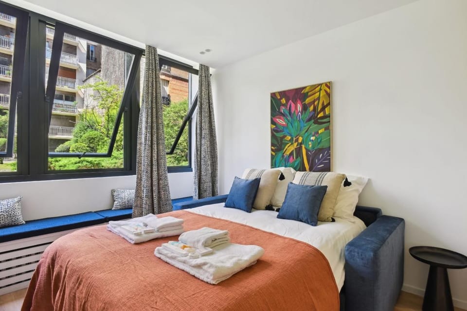Bed, Bedroom, towels