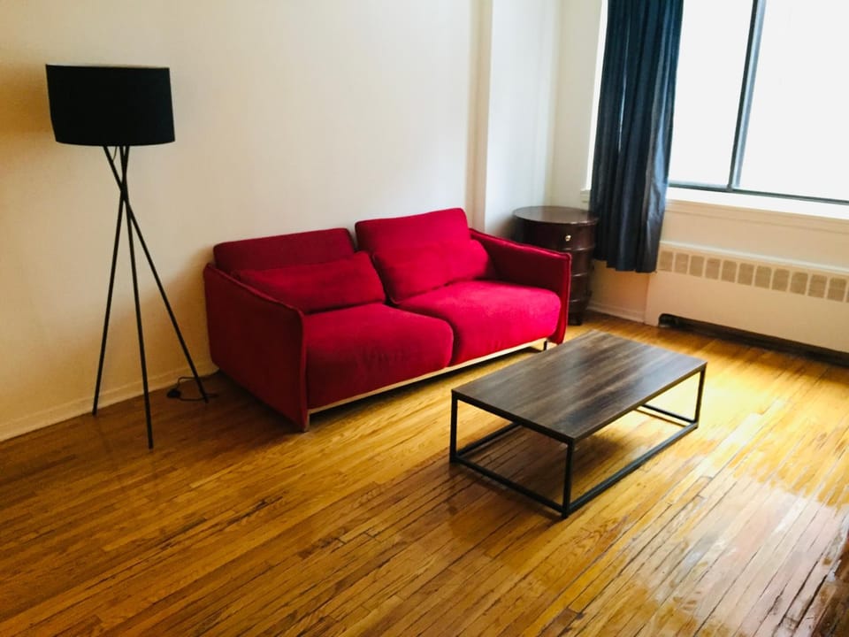 Stylish Montreal Apartment: Comfortable Stay in the Golden Square Mile Apartment in Montreal