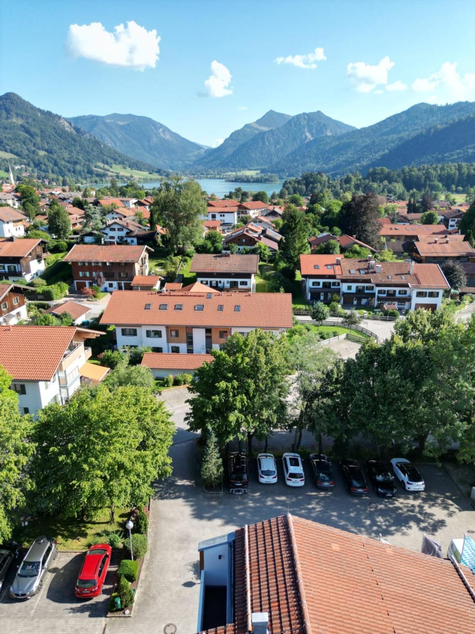 Property building, Day, Neighbourhood, Bird's eye view, Lake view, Mountain view, Location, Quiet street view, Parking