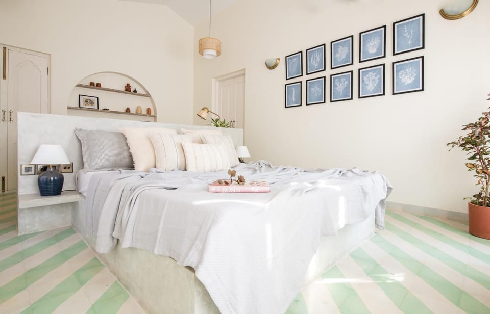 Bed, Living room, Photo of the whole room, Seating area, Bedroom