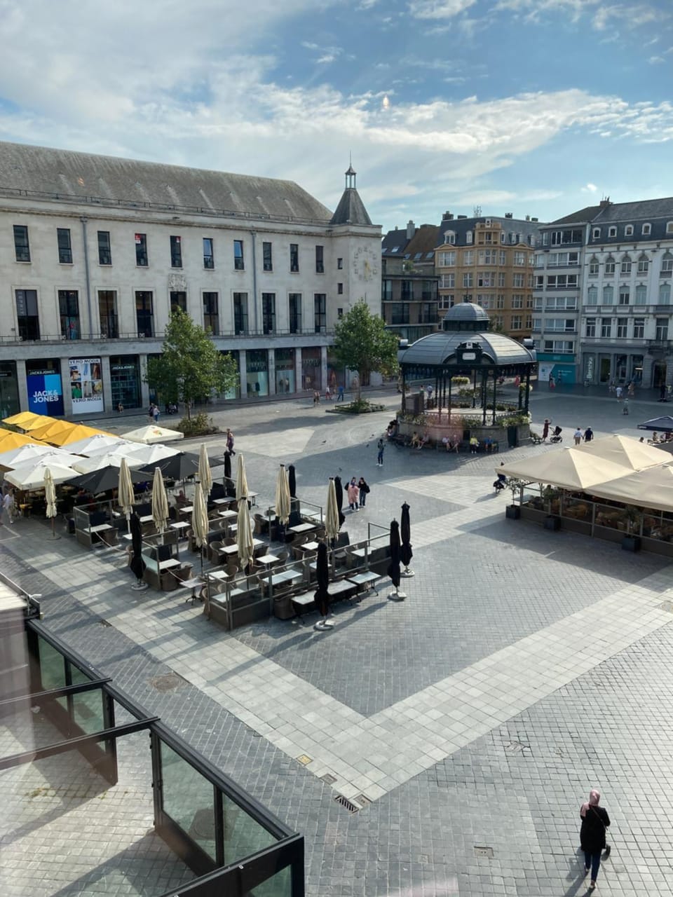 Nearby landmark, Restaurant/places to eat, City view, Location