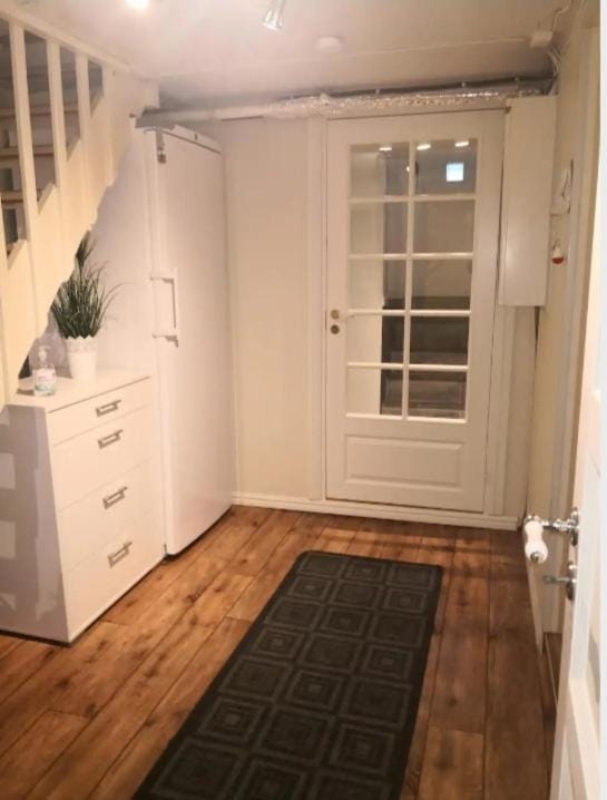 Studioleilighet i kjeller ved stranden og hvalsenter NB Må vaskes etter endt leie eller betale rengjøringshjelpen 500 kr Apartment in Nordland, Norway