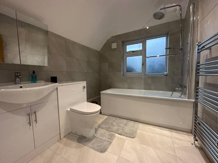 Spacious 3 Bed House with Parking and Garden Apartment in Reading