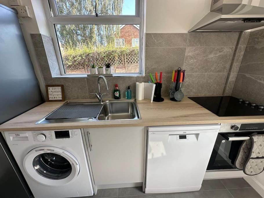 Spacious 3 Bed House with Parking and Garden Apartment in Reading