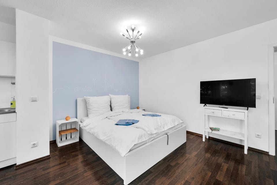 Bed, TV and multimedia, Photo of the whole room, Bedroom, towels