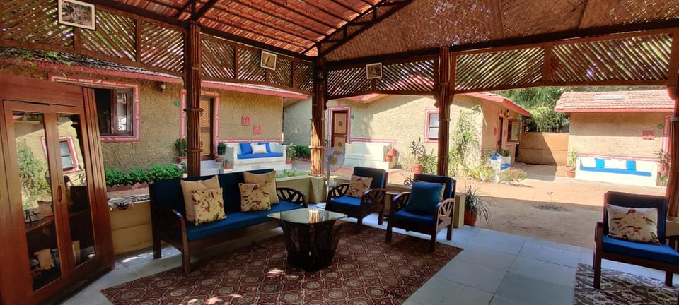 Restaurant/places to eat, Lounge or bar