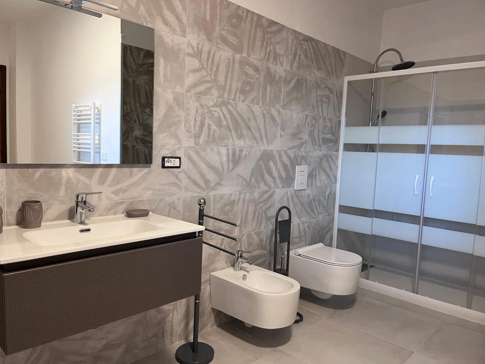 Shower, Toilet, Bathroom, bidet, towels