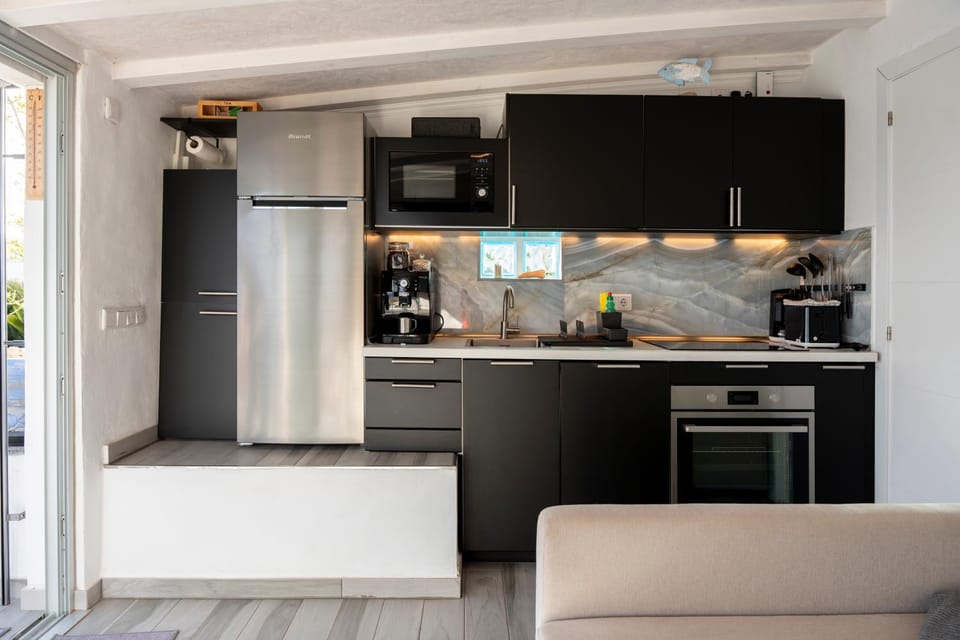 Kitchen or kitchenette, Dining area, dishwasher, stove, kitchen