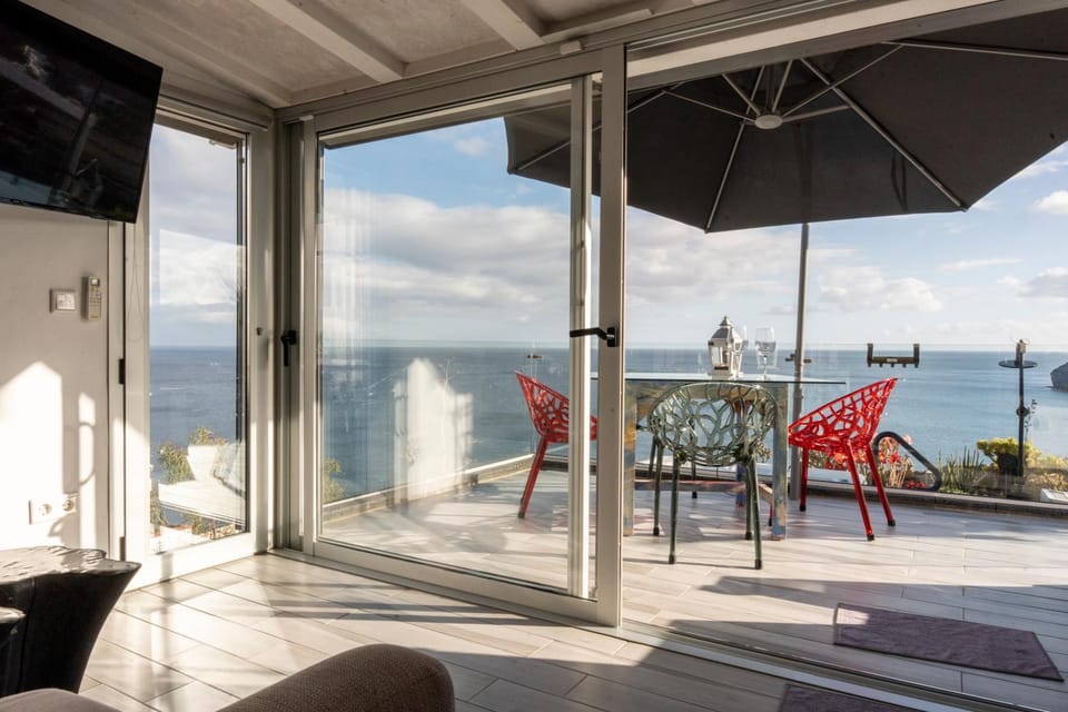 View (from property/room), Balcony/Terrace, Living room, Seating area, Sea view