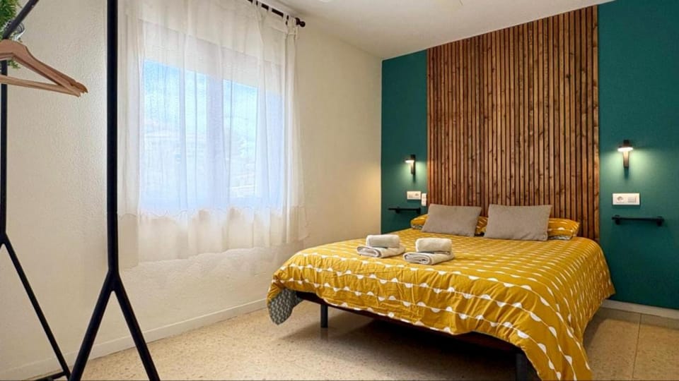 Bed, Off site, Photo of the whole room, Decorative detail, Bedroom, towels, wardrobe
