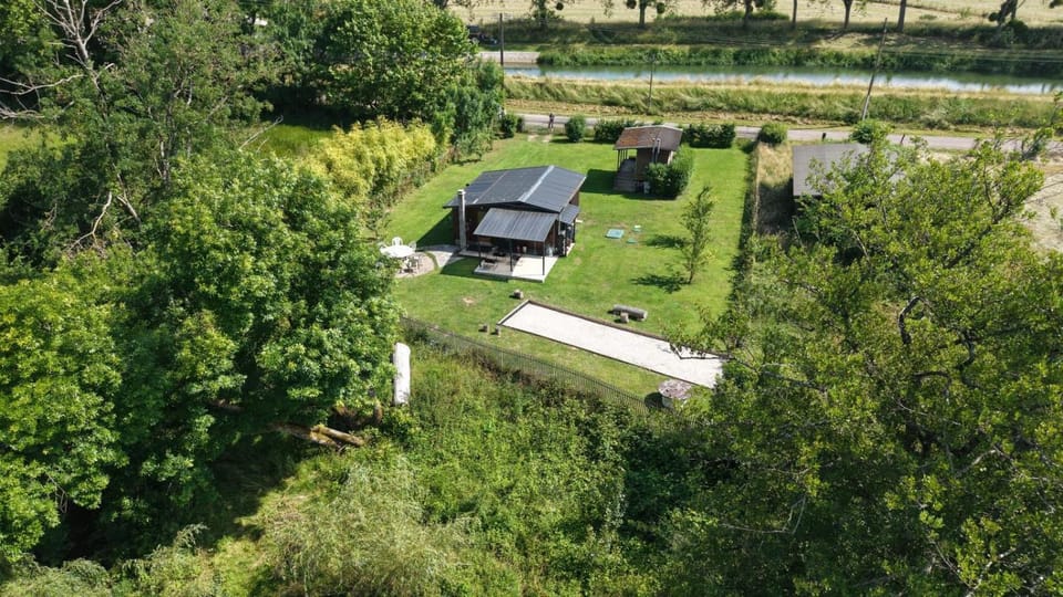 chalet sans voisin, rivière, nature, terrain clos Chalet in Bourgogne-Franche-Comté