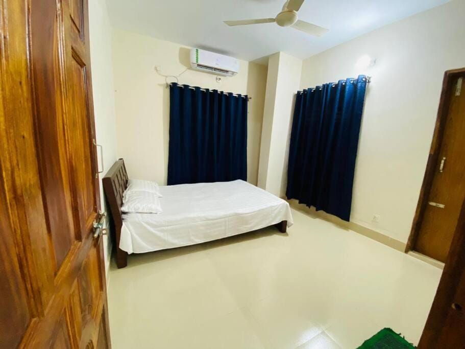 Bed, Photo of the whole room, Bedroom, air conditioner