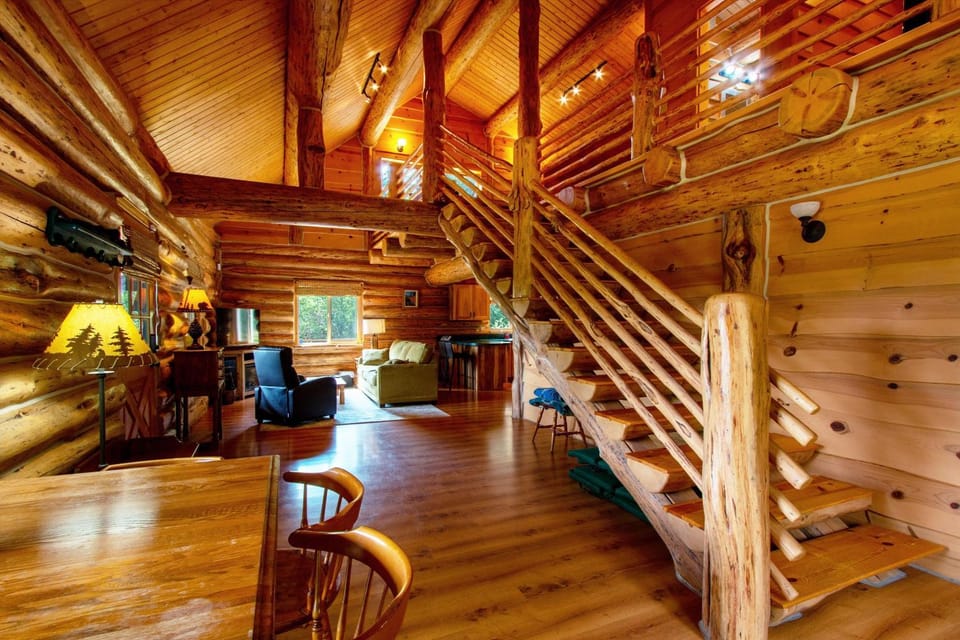 The Log Cabin Cabin in Washington