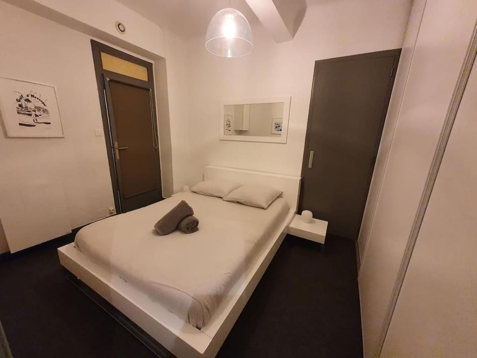 Photo of the whole room, towels