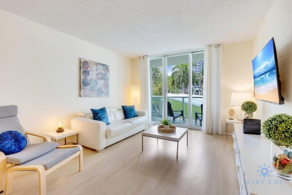 Paradise Retreat, Near Beach, Casino, and More Apartment in Hollywood Beach