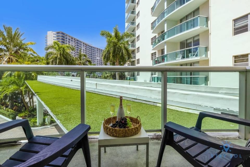 Paradise Retreat, Near Beach, Casino, and More Apartment in Hollywood Beach