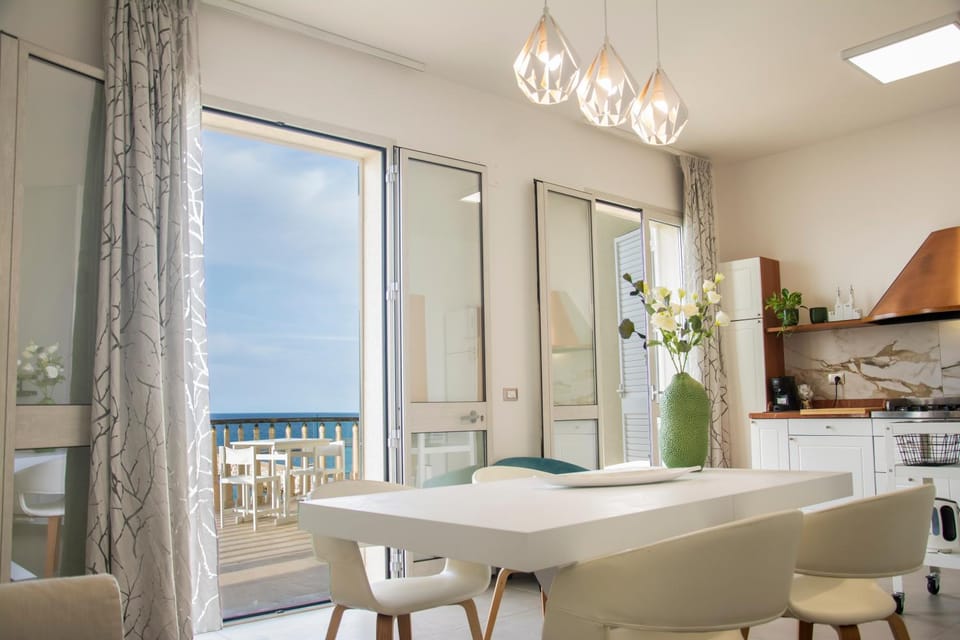Balcony/Terrace, Kitchen or kitchenette, Living room, Sea view