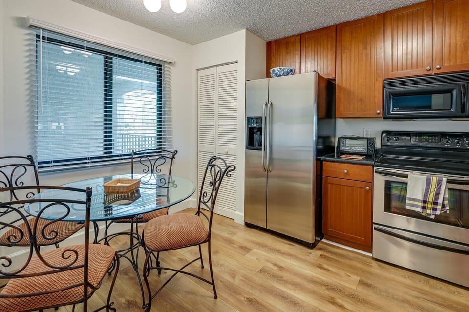3 Mi to Beaches: Naples Condo w/ Pool Access! House in Collier County
