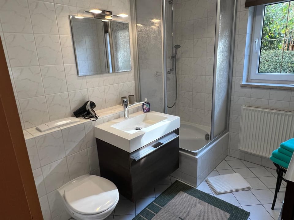Shower, Toilet, Bathroom, towels