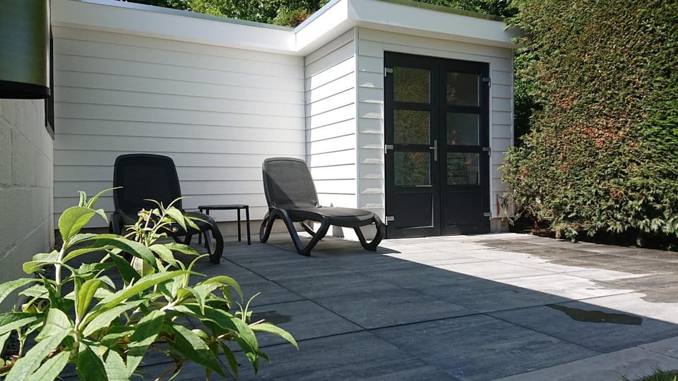 Property building, Spring, Day, Summer, Garden, Garden view, sunbed