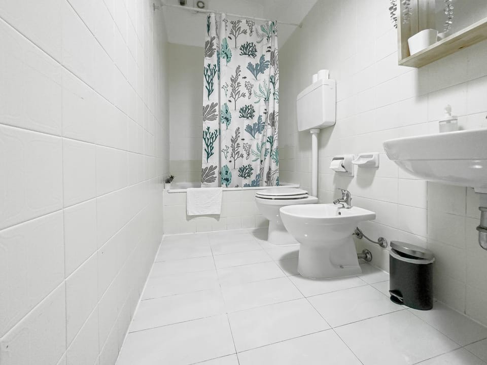Shower, Toilet, Bathroom, Bath, bidet, towels