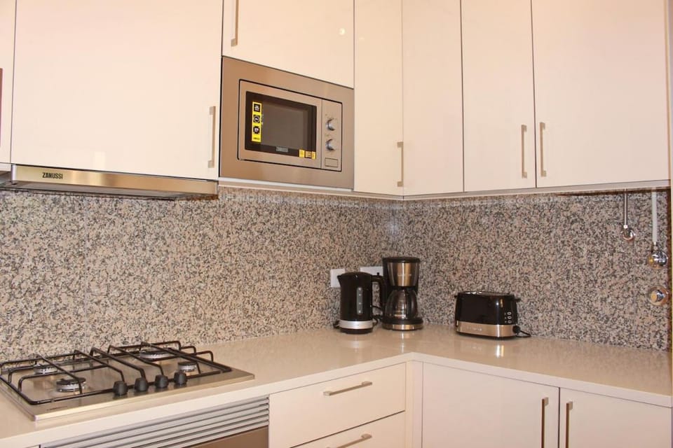 Coffee/tea facilities, Kitchen or kitchenette, stove, toaster