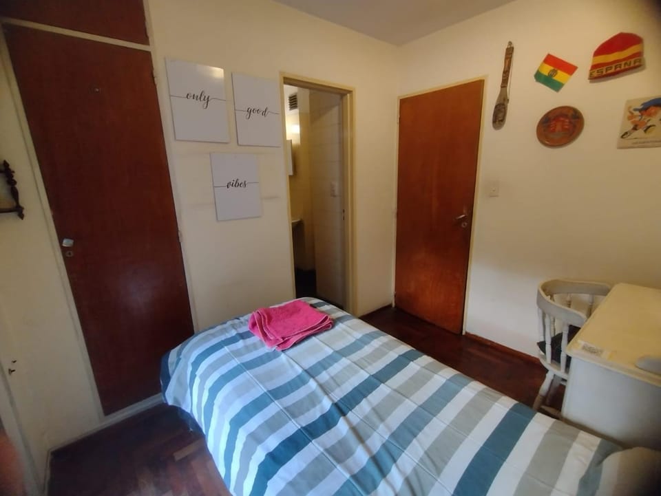 Habitación single con baño privado en departamento compartido Vacation rental in Cordoba