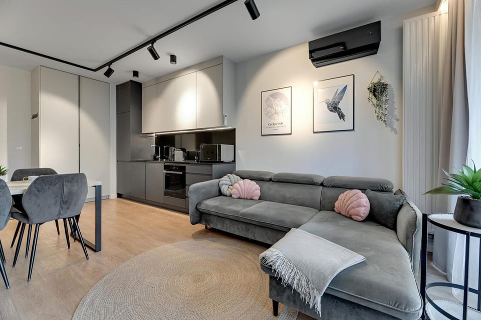 TV and multimedia, Kitchen or kitchenette, Living room, Seating area, Dining area