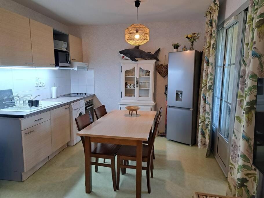 Kitchen or kitchenette, Dining area, minibar, pet friendly, stove, toaster