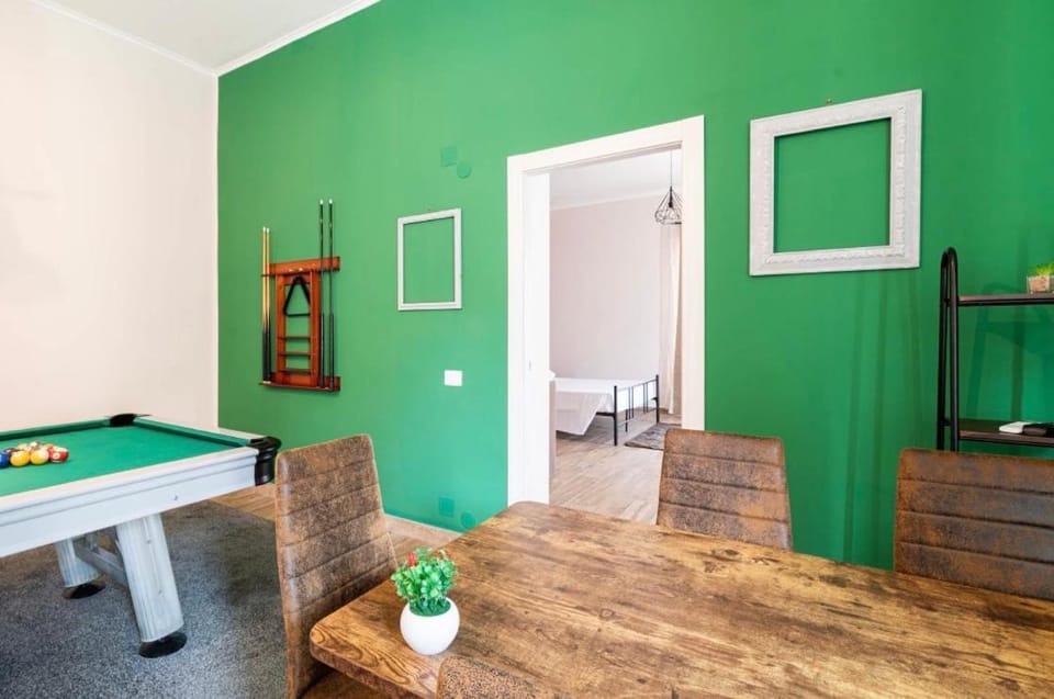 Billiard, Game Room