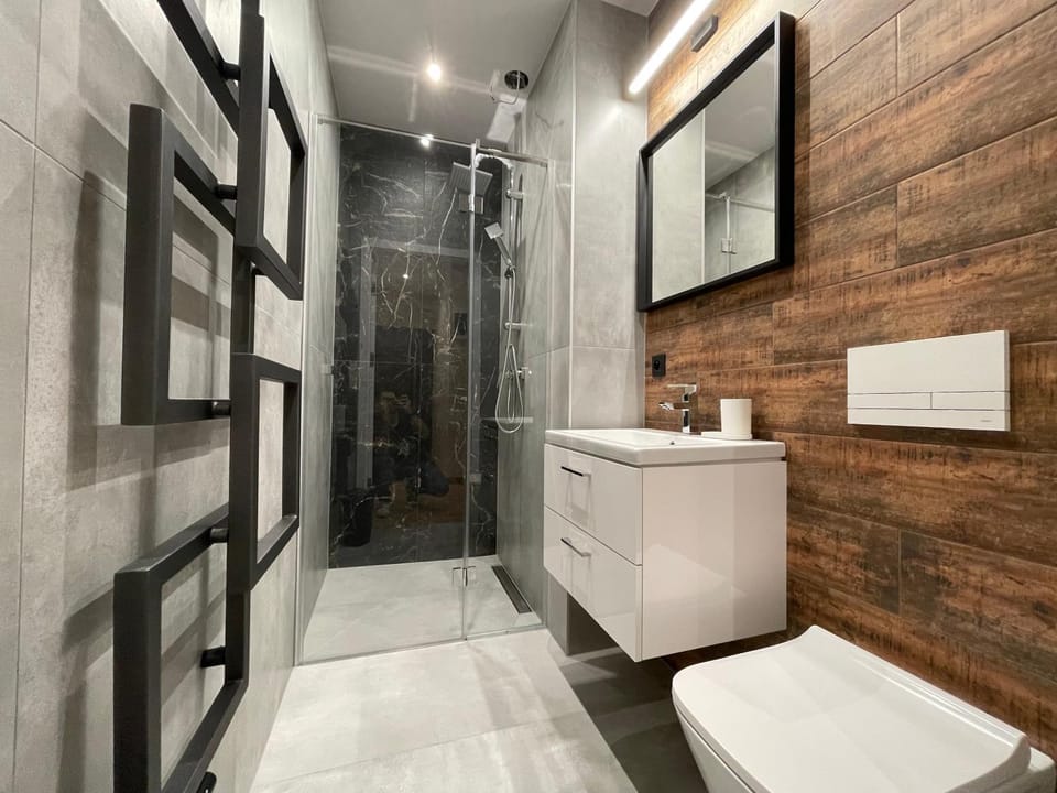 Shower, Toilet, Bathroom, towels