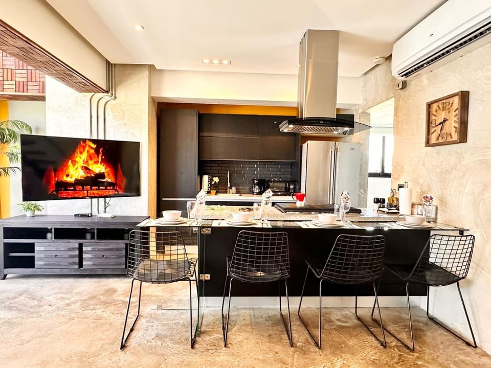 Kitchen or kitchenette, Dining area