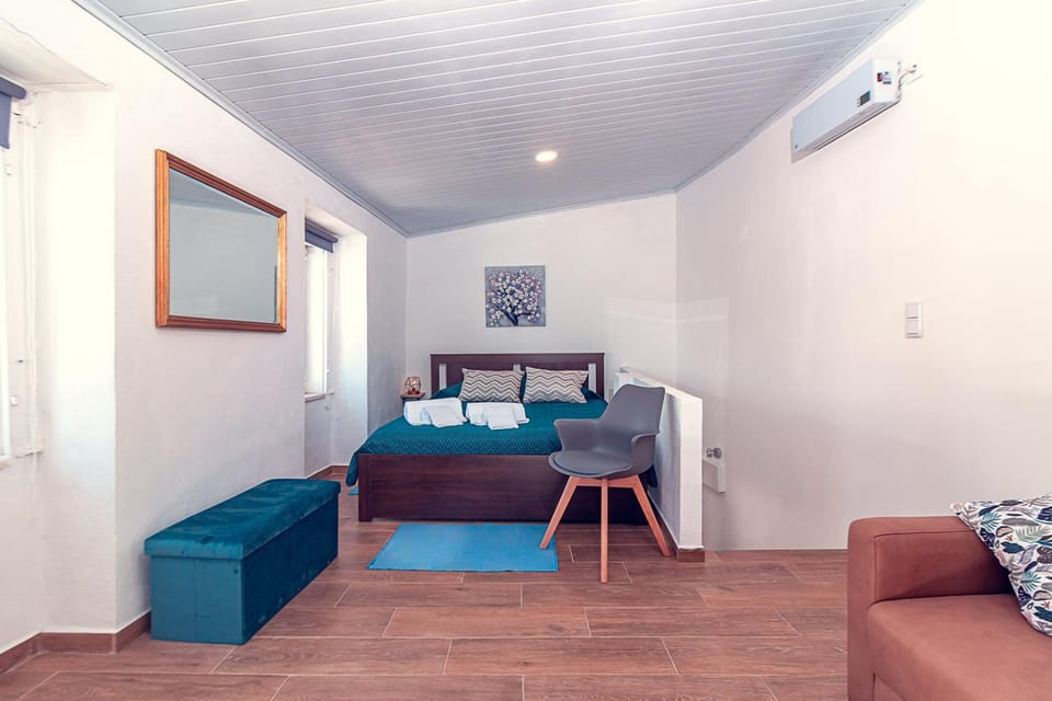 Bed, Living room, Photo of the whole room, Seating area, Bedroom