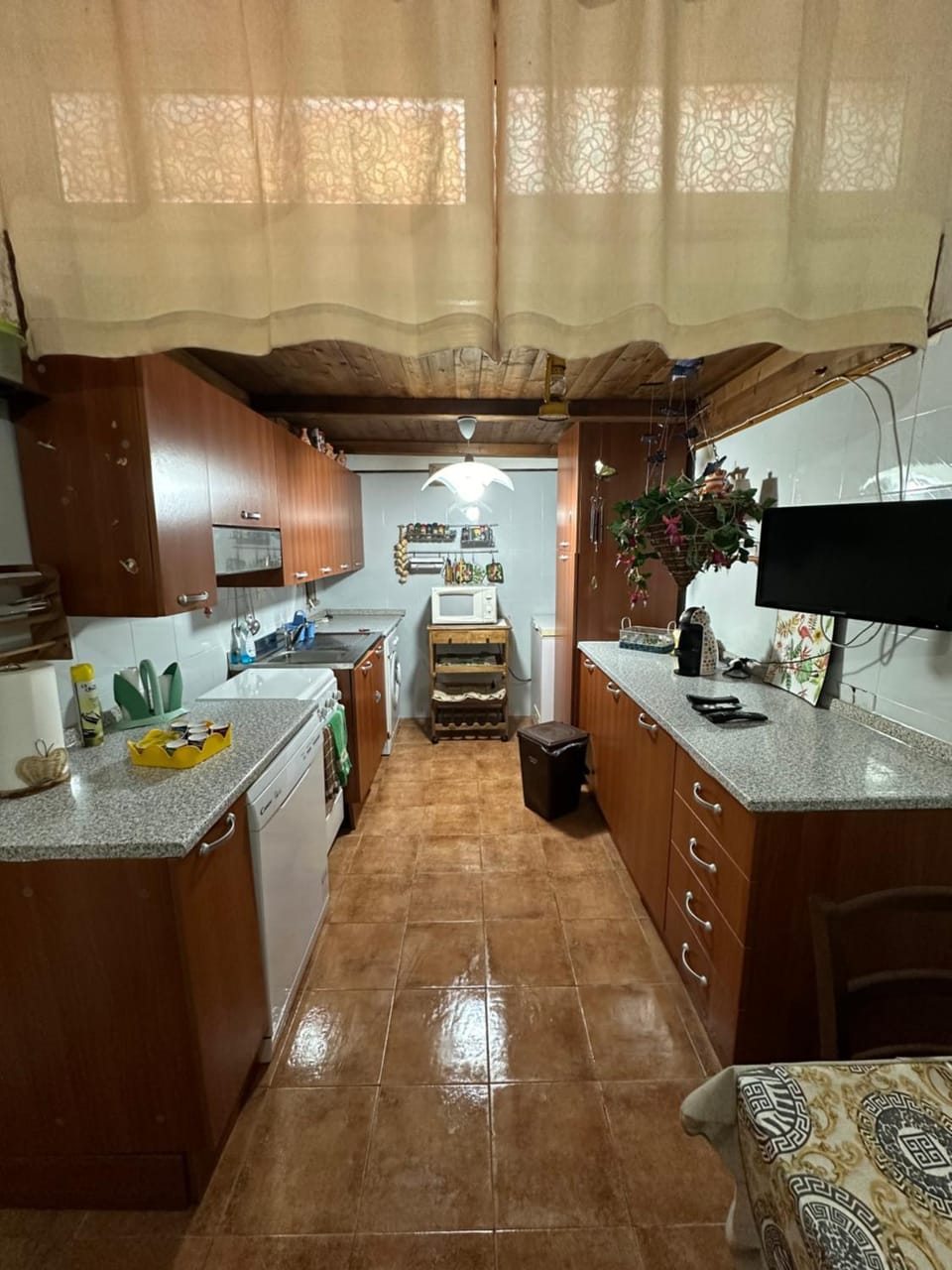 Kitchen or kitchenette, dishwasher, stove