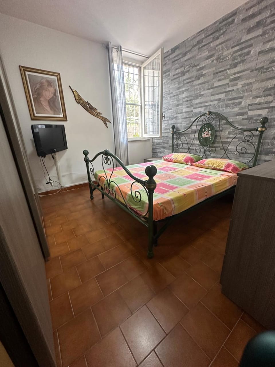 Bed, TV and multimedia, Bedroom