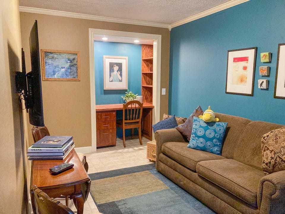 Bed, TV and multimedia, Living room, Seating area