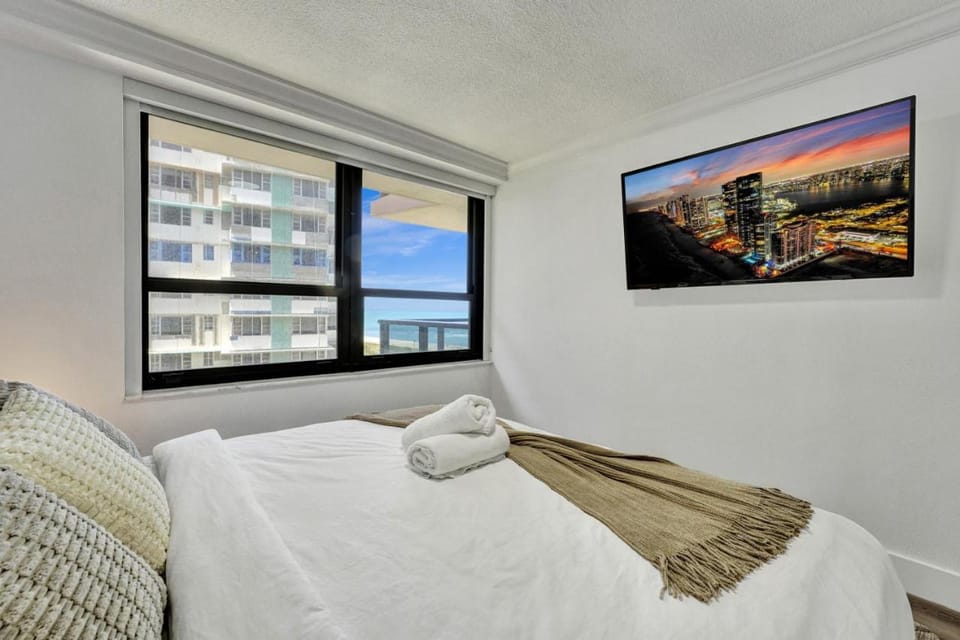 Breathtaking resort condo w beach service Unit 908 Apartment in Miami Beach
