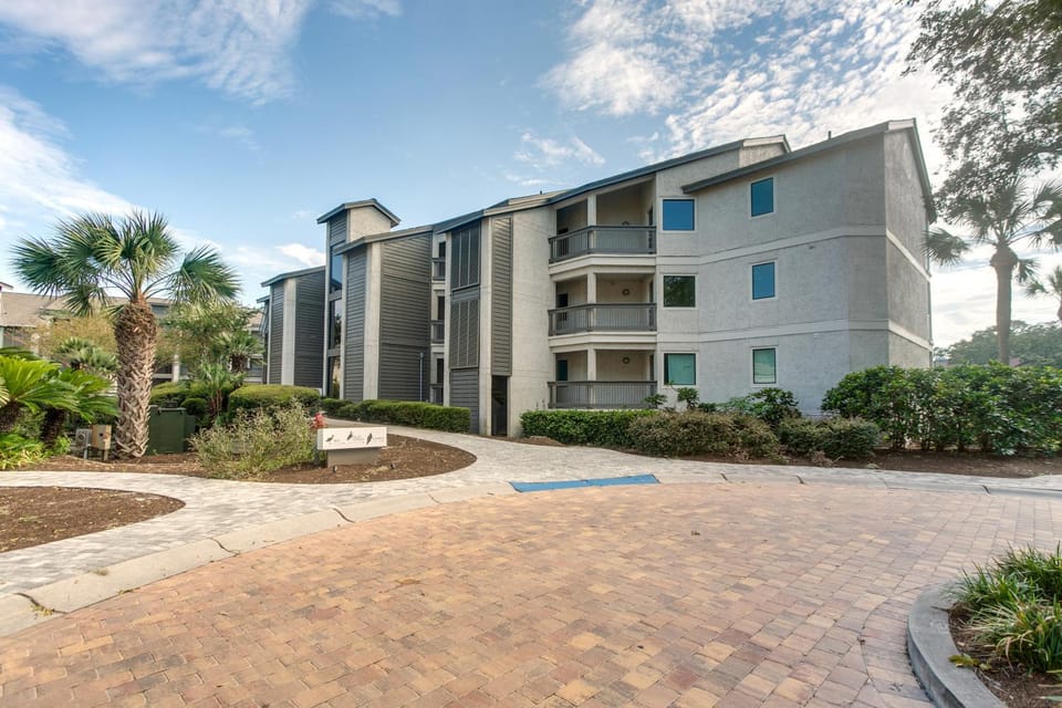 4 Mi to Beach: St Simons Island Golf Course Condo House in Saint Simons Island