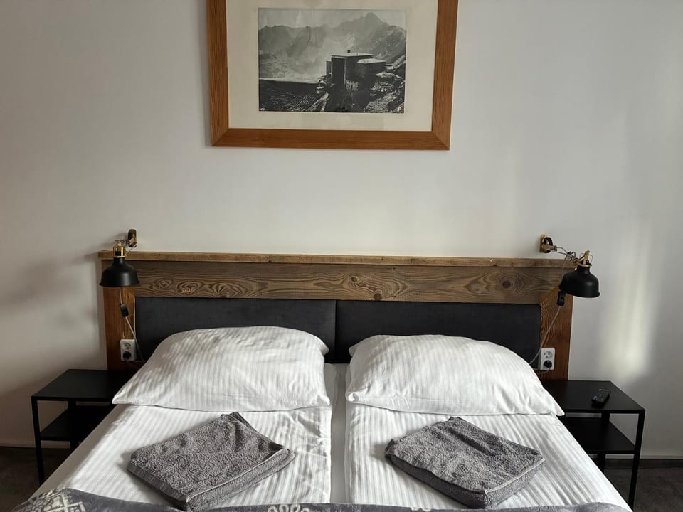 Bed, Photo of the whole room, Bedroom, towels
