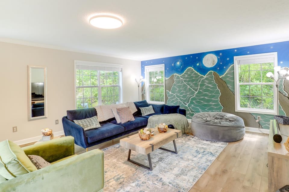 Black Mountain Retreat w/ Hot Tub + Mountain Views House in Buncombe County