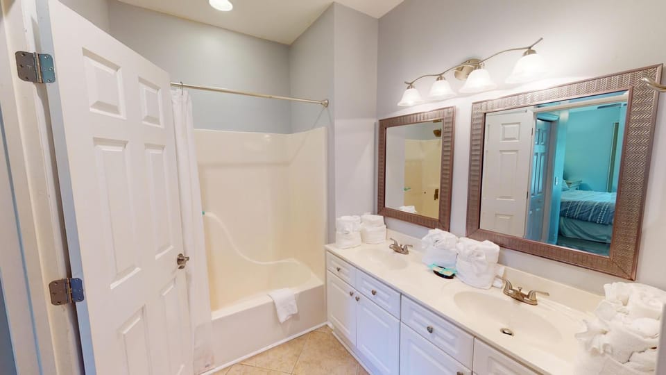 2 Bdrm Lakeside Villa Scenic View With Amenities House in South Carolina