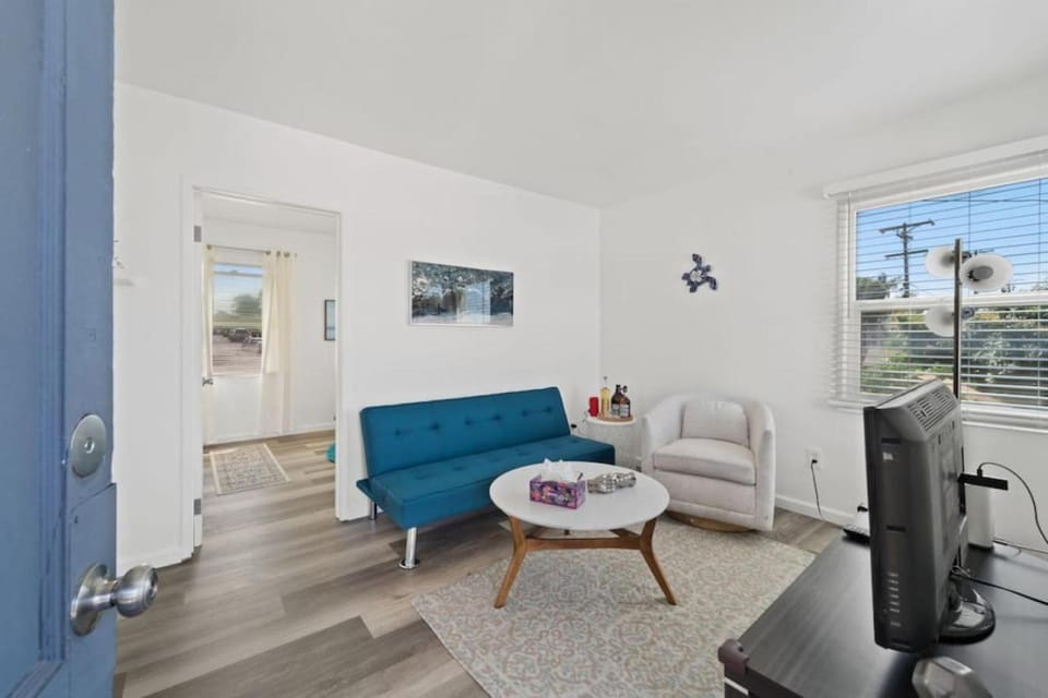 Communal lounge/ TV room, TV and multimedia, Living room, Seating area, Evening entertainment