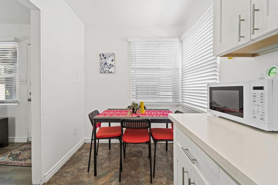 Kitchen or kitchenette, Dining area, microwave, oven, pet friendly, stove, toaster