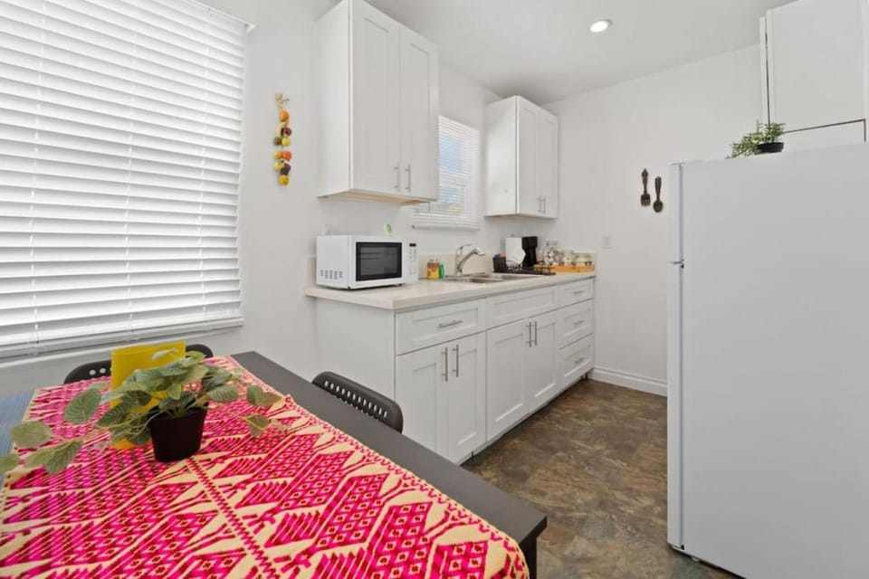 Kitchen or kitchenette, Dining area, oven, pet friendly, stove, toaster