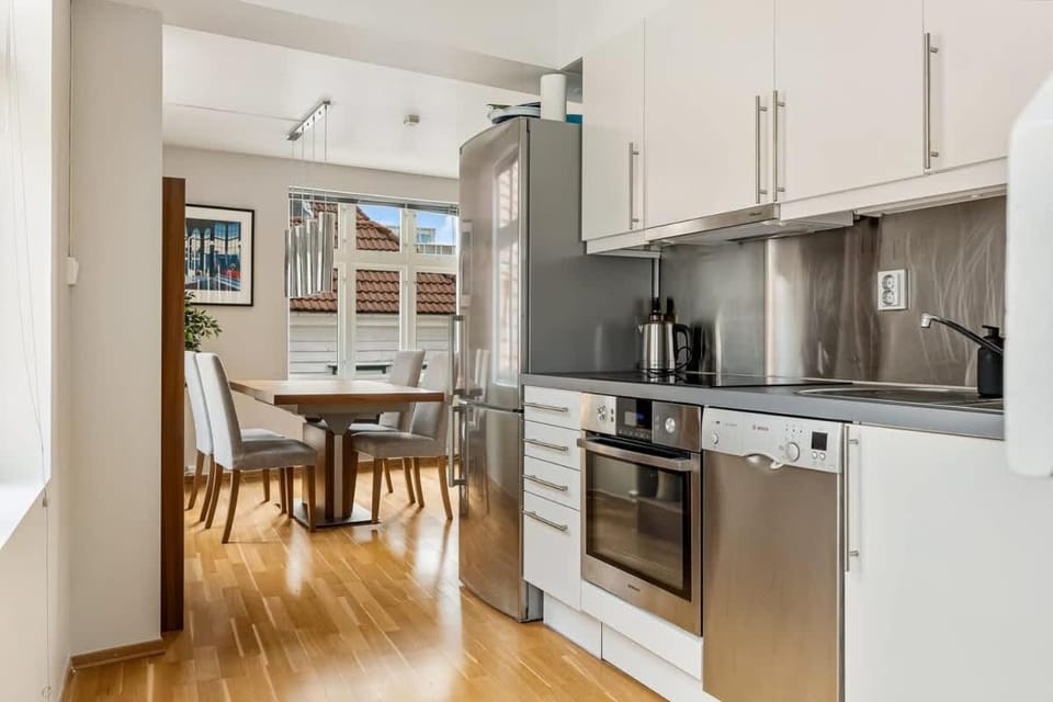 Coffee/tea facilities, Kitchen or kitchenette, Dining area, oven, stove, toaster