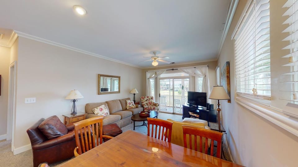 Golf and Beach: 2BR Lakeside Villa with Lake Views House in South Carolina