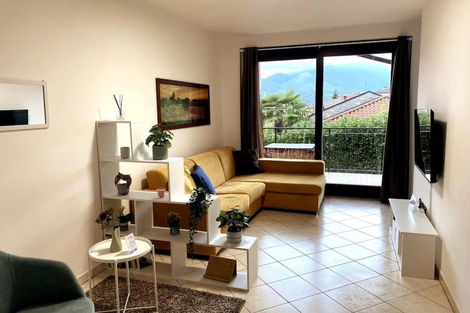 Natural landscape, TV and multimedia, Living room, Seating area, Mountain view