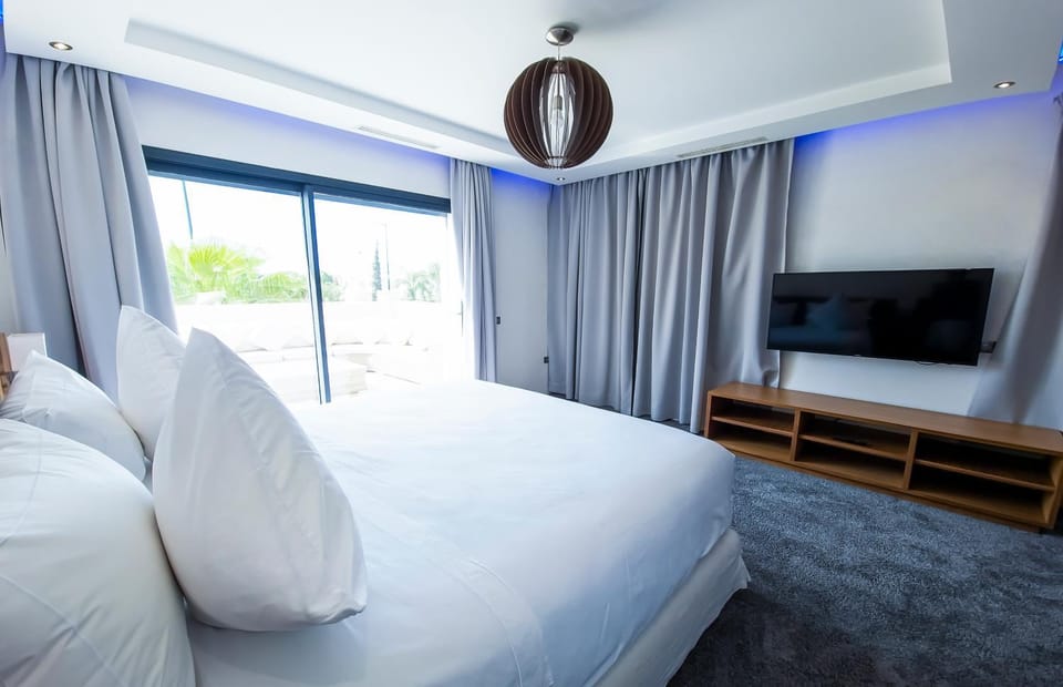Bed, TV and multimedia, Photo of the whole room, Bedroom
