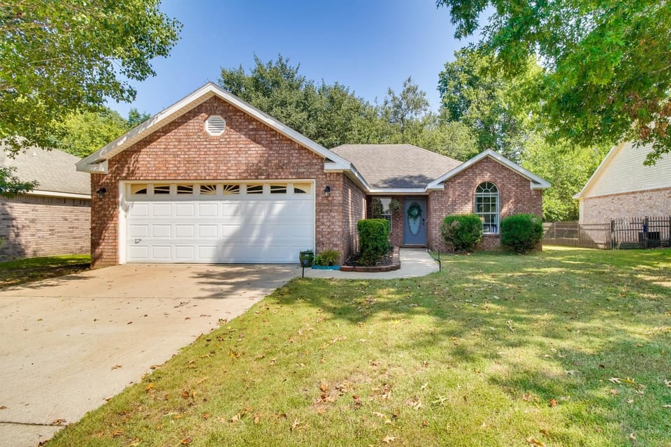 Charming Arkansas Retreat w/ Deck, Near Downtown! House in Fayetteville