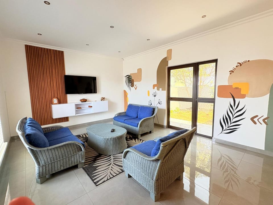 Communal lounge/ TV room, TV and multimedia, Living room, Seating area, Evening entertainment